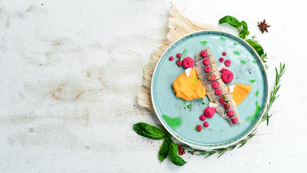 Taliz z kolorowym daniem